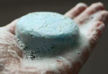 Care sunt diferentele dintre samponul solid si samponul lichid?