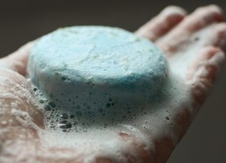 Care sunt diferentele dintre samponul solid si samponul lichid?