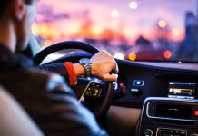 Masina ta scartaie la virare? Motive pentru care sa schimbi uleiul de servodirectie